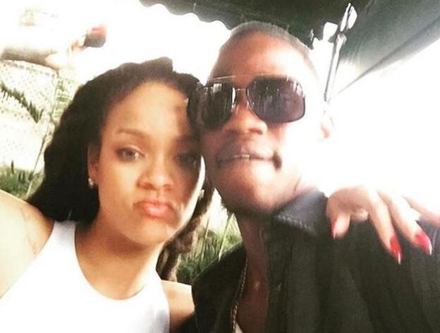 La cantante Rihanna junto a su primo fallecido Tavon Alleyne./instagram