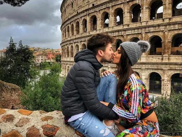 La imagen de la pareja ante el Coliseo./instagram
