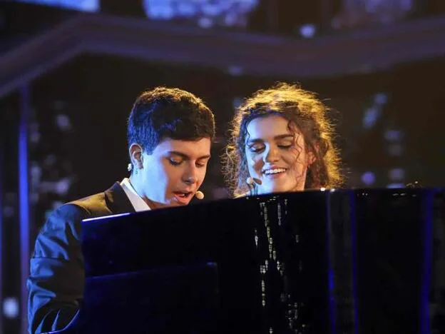 Alfred y Amaia cantando juntos durante 'Operación Triunfo 2017'./gtres.