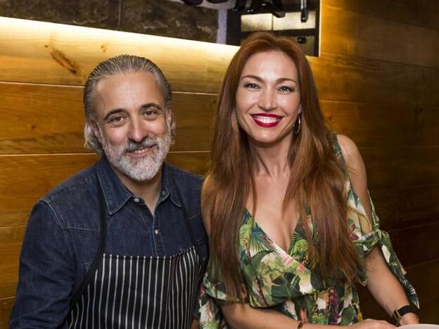 El cocinero junto a Silvia Fominaya en el restaurante que abrieron juntos.