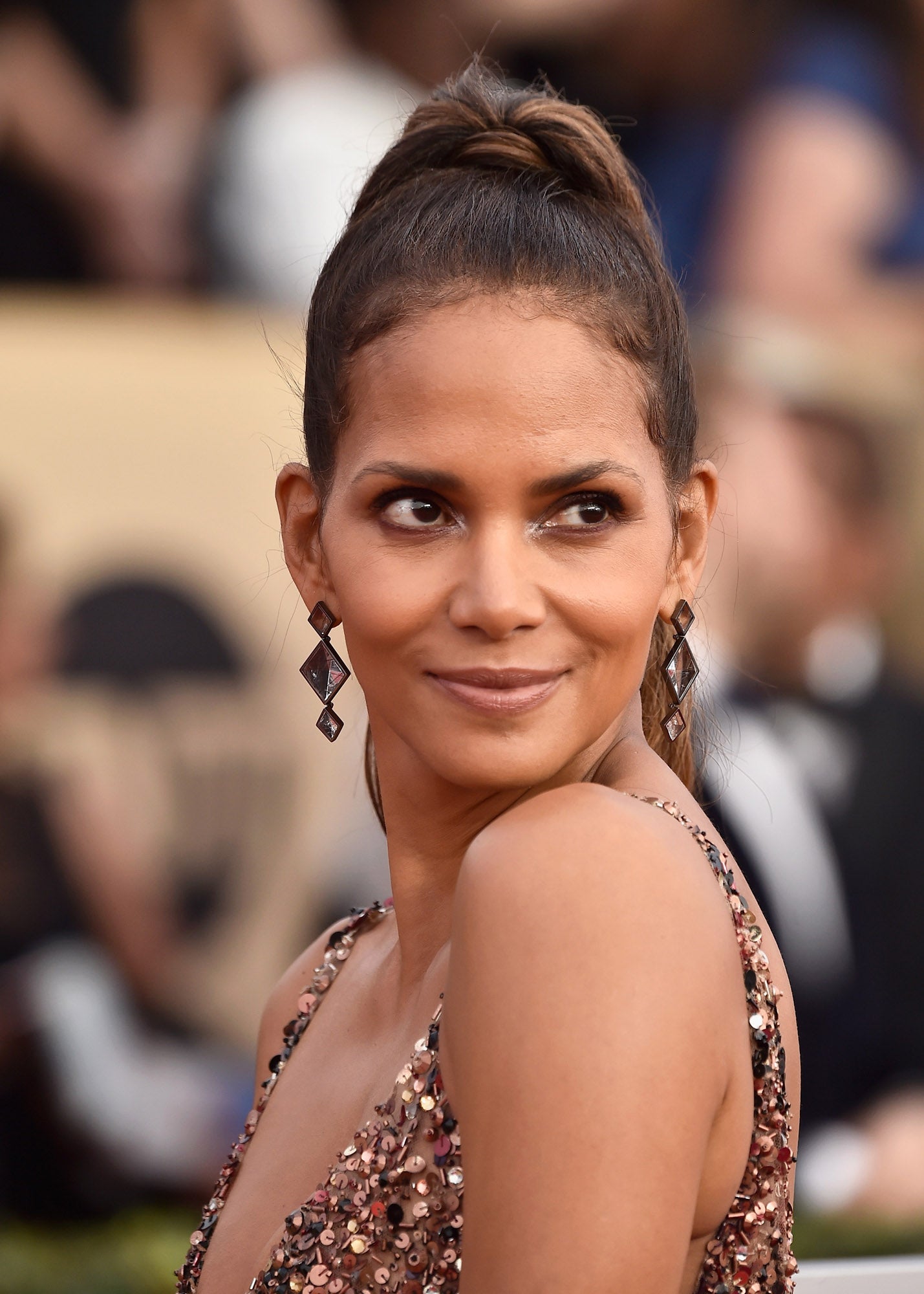 Los mejores peinados y maquillajes de los SAG Awards 2018: Halle Berry