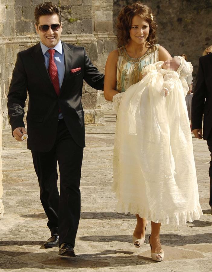 Paula Echevarría y David Bustamante durante el bautizo de Daniella.