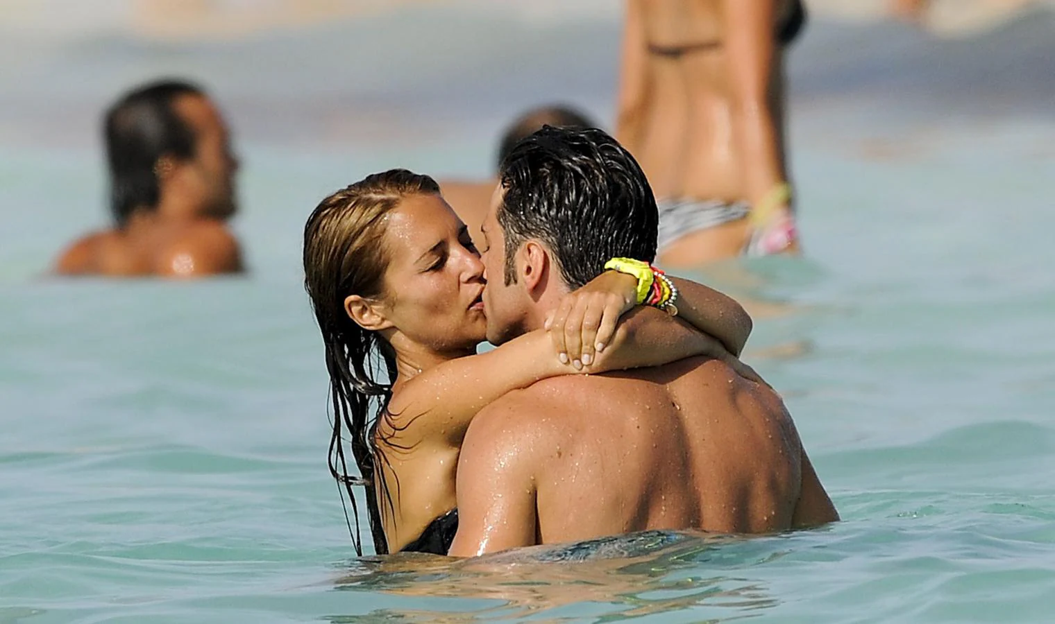 Paula Echevarría y David Bustamante, besándose en la playa
