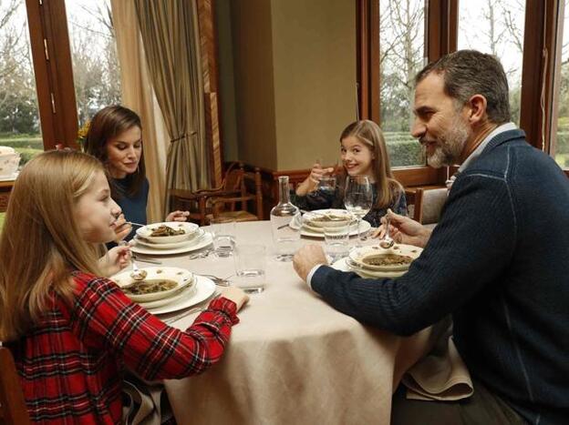 Las imágenes más familiares del Rey Felipe VI por su 50 cumpleaños./casa real.