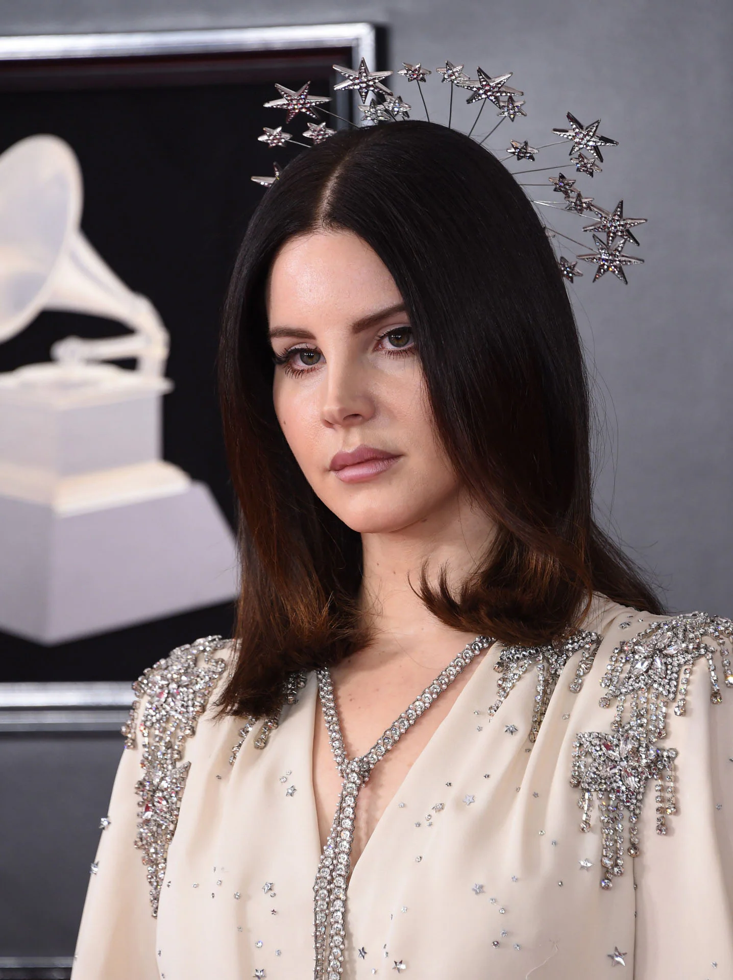 Lana del Rey va a los Grammys con un accesorio de estrellas en el pelo