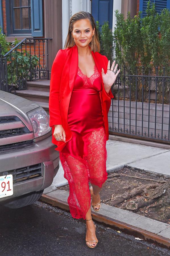 El estilo de Chrissy Teigen, la embarazada más sexy