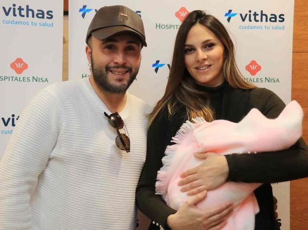 Kiko Rivera posa con Irene Rosales y su hija Carlota a la salida del hospital./gtres.