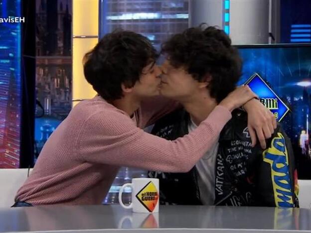 Los Javis se besan durante su paso por 'El Hormiguero'./twitter.