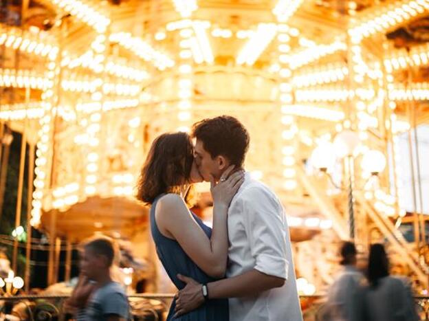 Una pareja besándose./getty