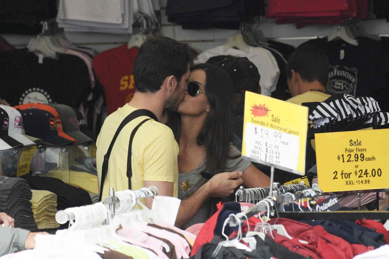 El amor de Sara Carbonero e Iker Casillas, en fotos: compras y besos