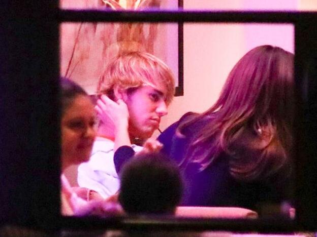 Justin Bieber y Selena Gómez juntos en un restaurante.