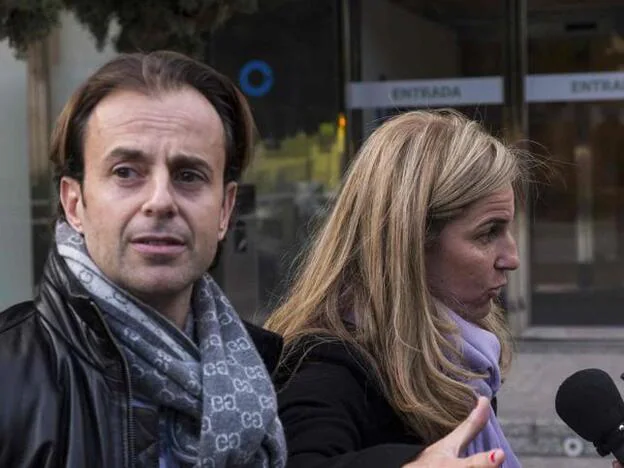 Josep Santacana junto a Arantxa Sánchez Vicario en una imagen del día que falleció el padre de ella./cordon press.