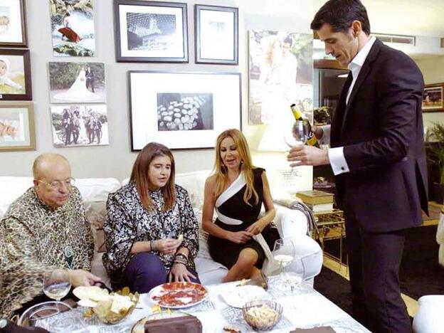 Rappel, Lucía Etxebarría, Ana Obregón y Víctor Janeiro en 'Ven a cenar conmigo: edición gourmet'./cuatro