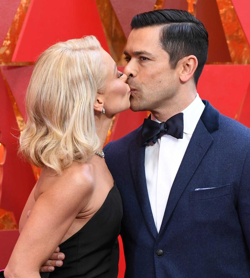 Parejas en la alfombra roja de los Premios Oscar 2018: Kelly Ripa y Mark Consuelo