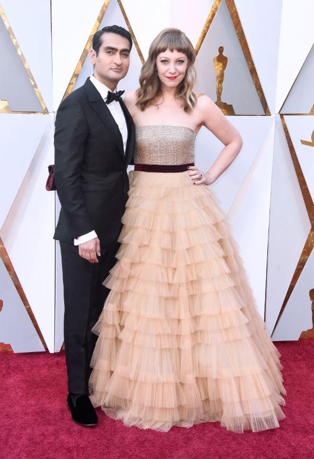 Parejas en la alfombra roja de los Premios Oscar 2018: Kumail Nanjinai y Emily V. Gordon