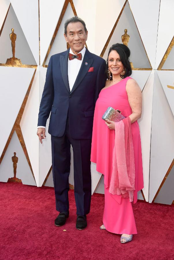 Parejas en la alfombra roja de los Premios Oscar 2018: Wes Studi y Maura Dhu Studi