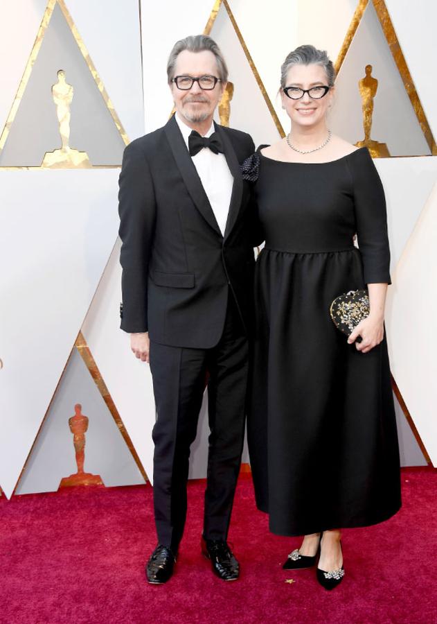 Parejas en la alfombra roja de los Premios Oscar 2018: Gary Oldman y Gisele Schmidt