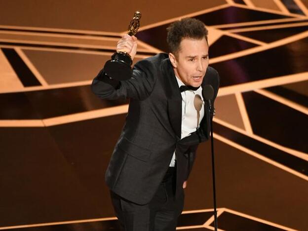 Sam Rockwell agradece el Oscar a mejor actor de reparto, a su pareja Leslie Bibb. Pincha la foto para ver todos los vestidos de la alfombra roja./getty.