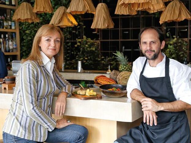 Cristina Morató con el chef Pedro Miguel Schiaffino, experto en cocina amazónica./Pilar Latorre