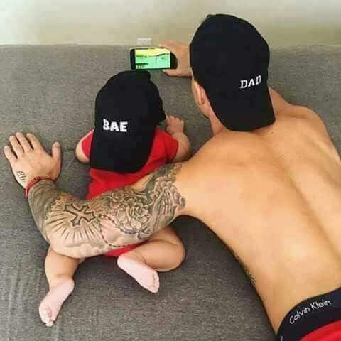 Un papá y su bebé con la misma gorra