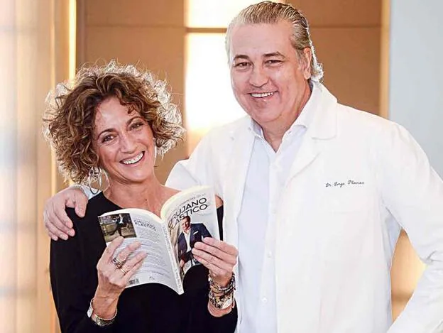 Ana García Lozano posa con Jorge Planas durante la entrevista.