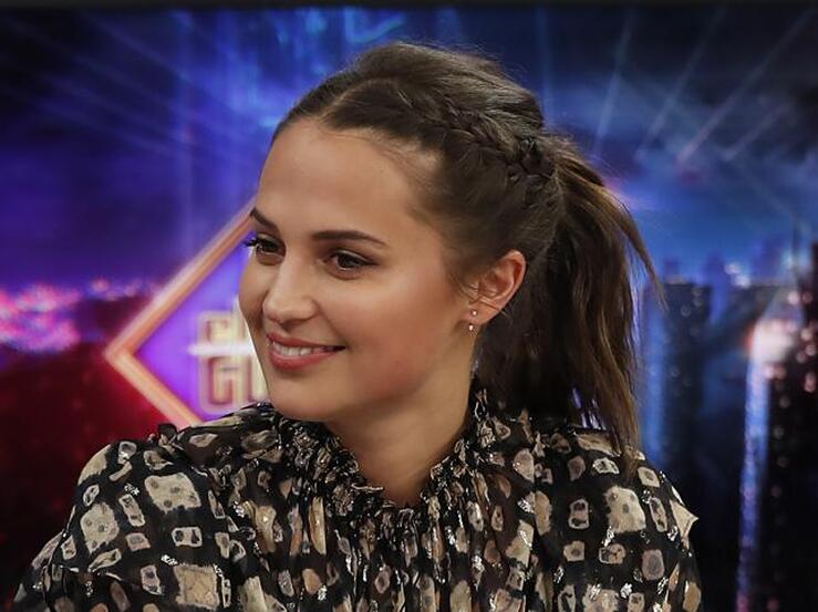 Alicia Vikander tiene los 5 peinados perfectos para ir de boda