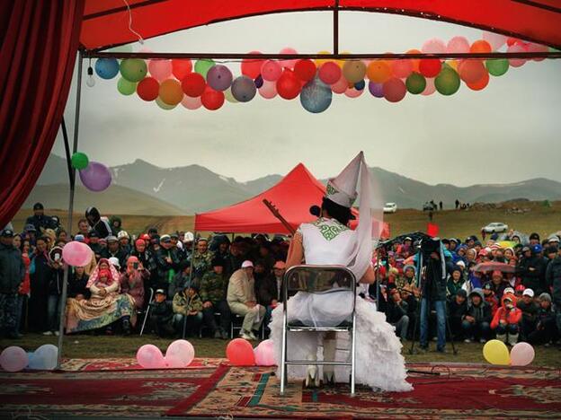 Una novia canta ante los invitados a la boda, en una imagen del documental. FOTOS: ROSER CORELLA.