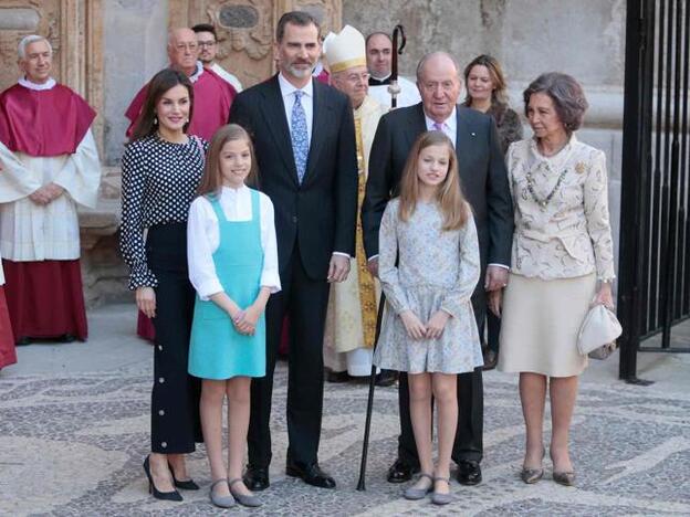 Foto de grupo de la Familia Real en la misa de Pascua de Palma de Mallorca./gtres.