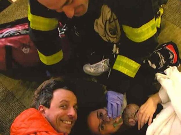 Seth Meyers junto a su mujer, el bebé recién nacido y un bombero./instagram.