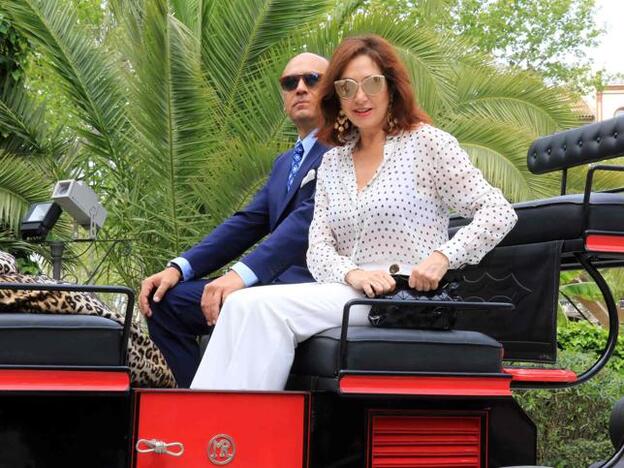 Ana Rosa Quintana y su marido, Juan Muñoz, en un coche de caballos durante la Feria de Abril 2018./Gtres.