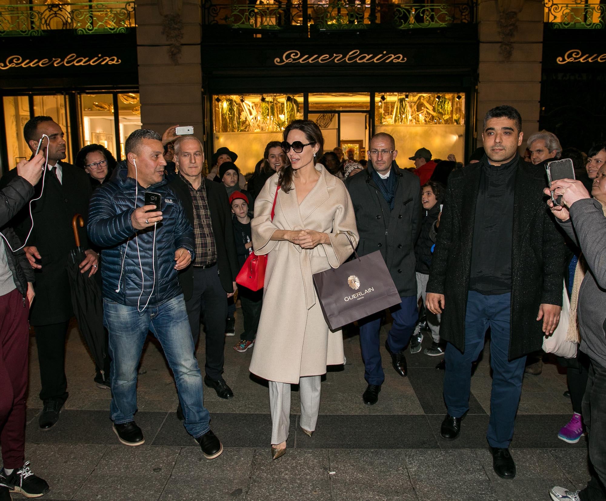 Angelina Jolie acude a la tienda de Guerlain en Paris con sus hijos