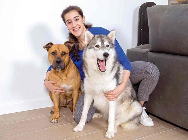 Carolina Marín posa con sus dos perros para 'Corazón'./m. vaquero.