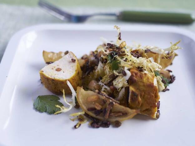 El resultado de la ensalada de pollo, aliño de limón y cereales fritos.