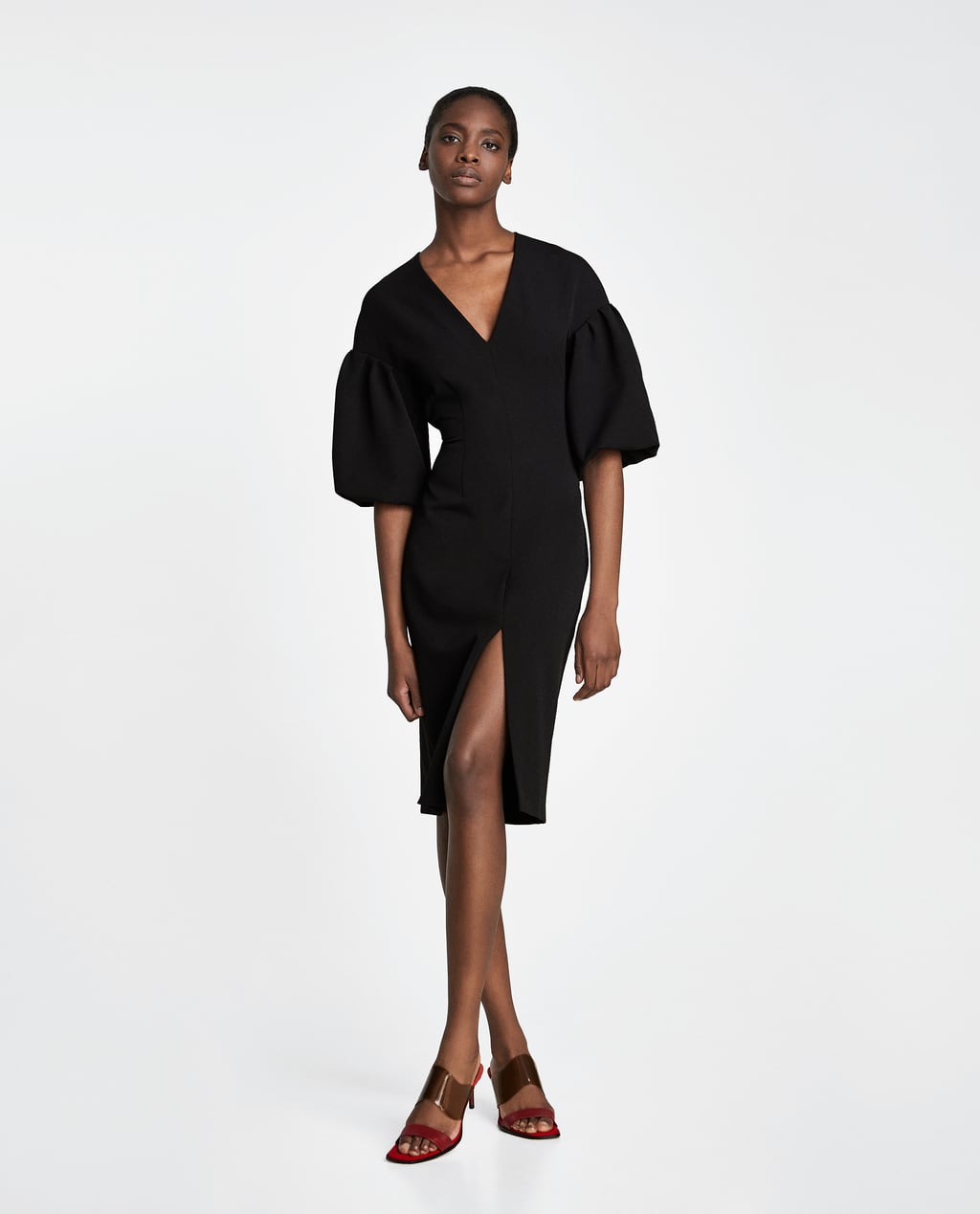 Vestido negro con abertura central de Zara (19,99 euros)