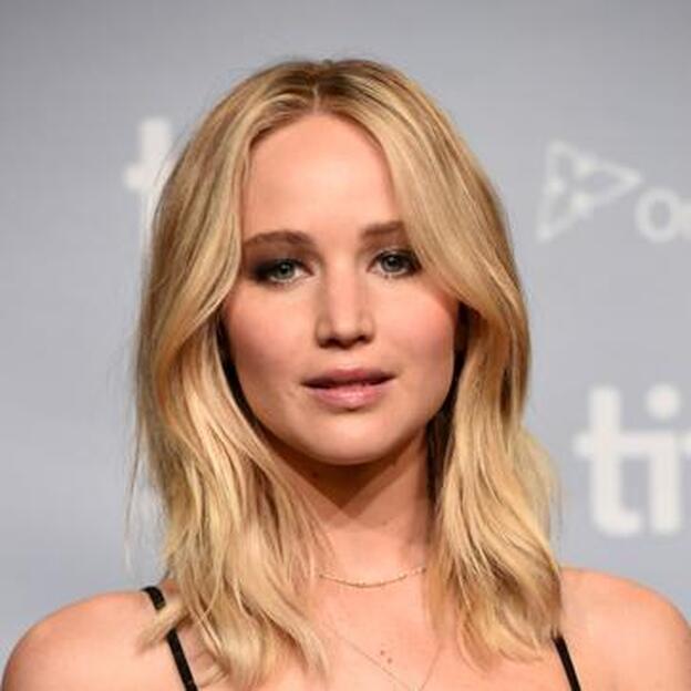 A Jennifer Lawrence le encanta cambiar la raya del pelo. ¡Haz clic en la imagen!