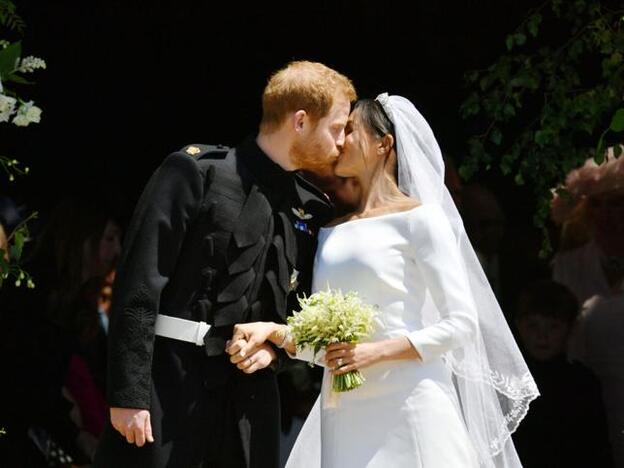 El príncipe Harry y Meghan Markle se besan a su salida de la capilla de San Jorge./getty