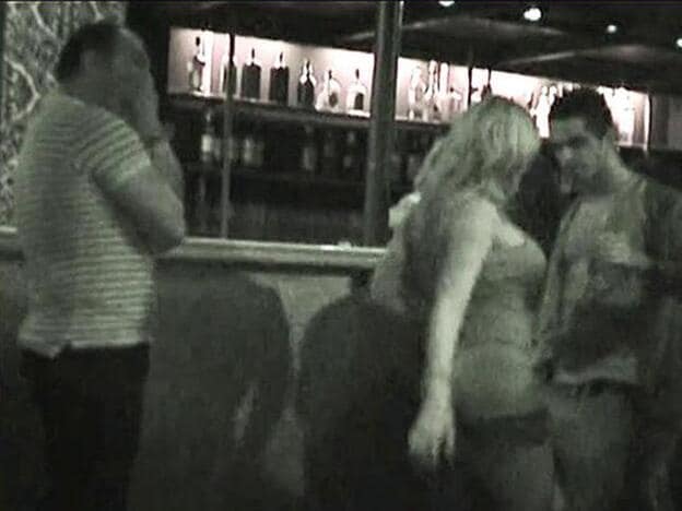 Escena del vídeo emitido en 'Sálvame' en el que se ve a María Lapiedra y Tony abrazándose y besándose.