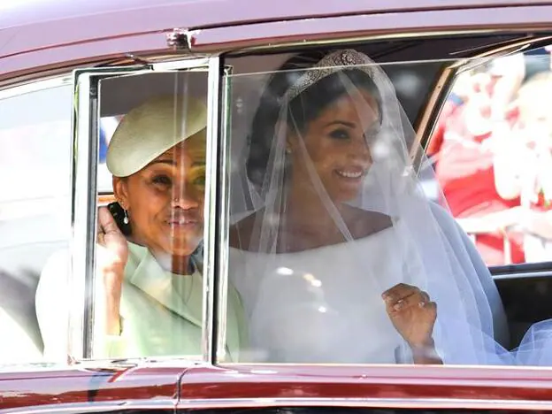 Meghan Markle con su madre, Doria Rangland, en el día de su boda con el príncipe Harry./gtres,