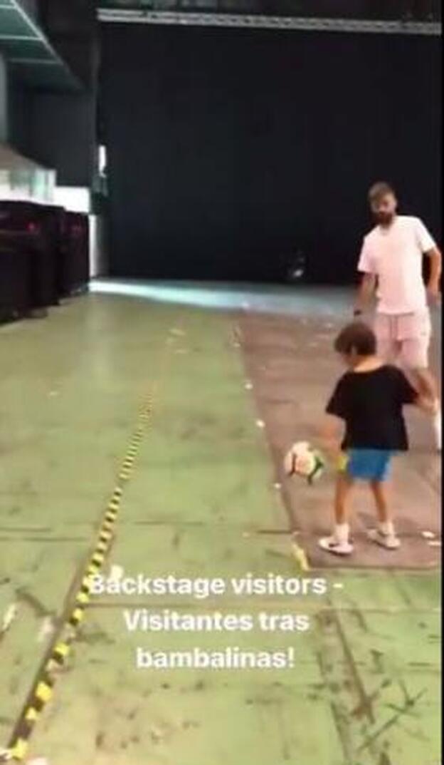 Piqué y sus dos hijos, visitan a Shakira mientras ensaya para su gira mundial.