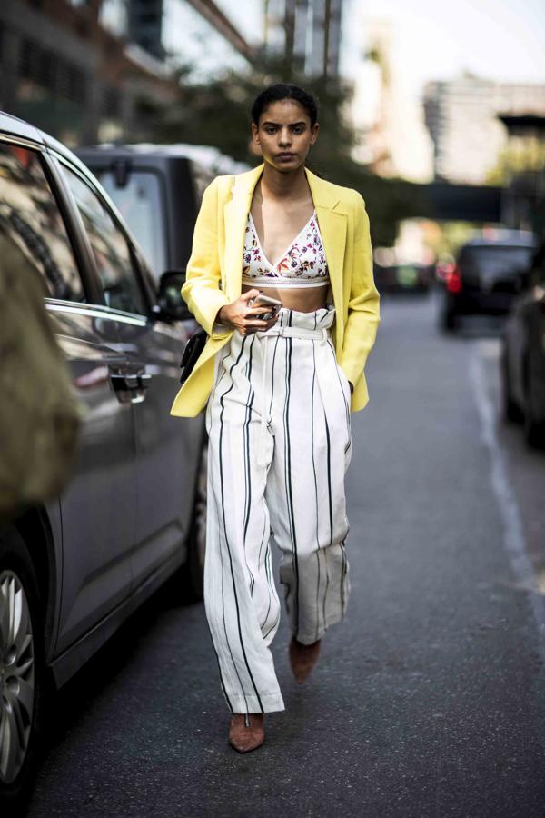 Cómo llevar una blazer según el street style.