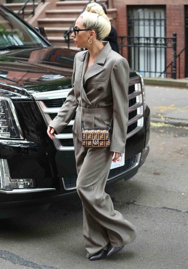 Cómo llevar una blazer según el street style.