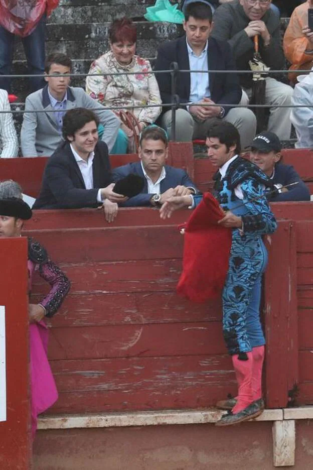 Momento en el que Cayetano Rivera se acerca a Froilán para brindarle un toro en Aranjuez./gtres.