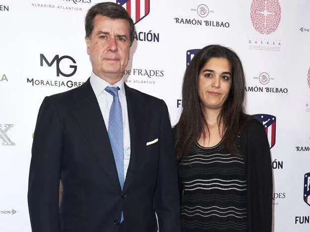 El conde de Salvatierra junto a su pareja, Bárbara Mirjan./Getty Images