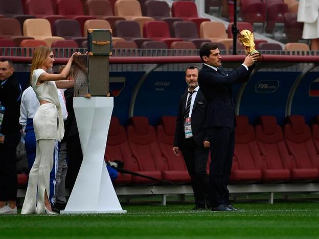 Iker Casillas muestra la Copa del Mundo en la ceremonia de inauguración del Mundial de Rusia 2018./gtres.