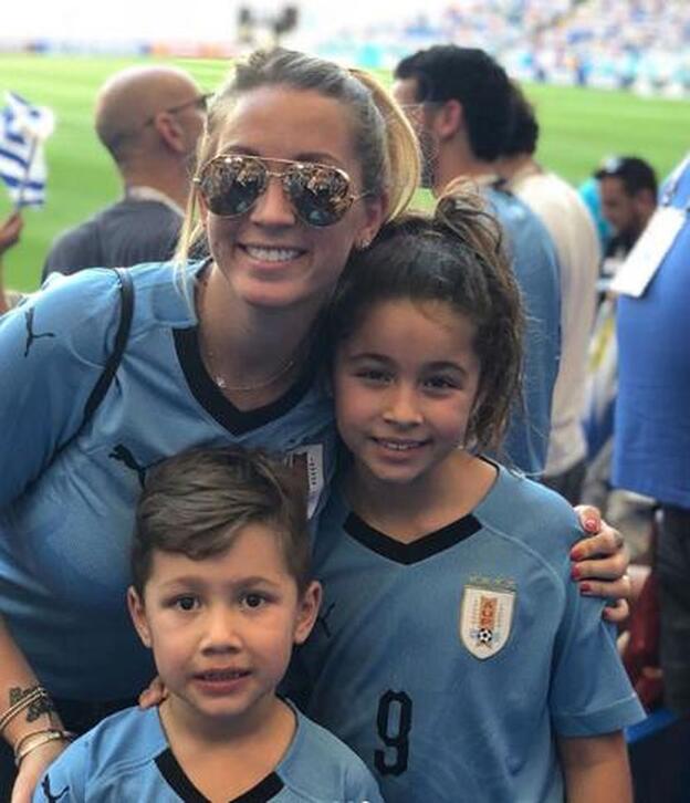 Sofia Balbi y sus tres hijos, apoyan a jugador LuIis Suárez en el Mundial de Rusia 2018.