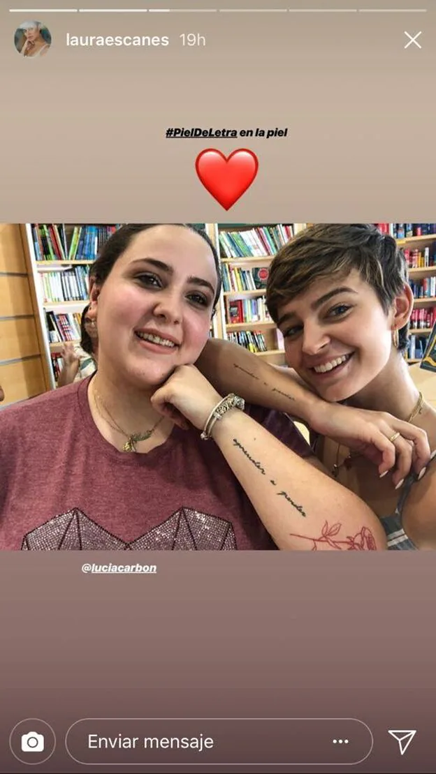 Laura Escanes con una fan en la firma de libros en Sevilla.