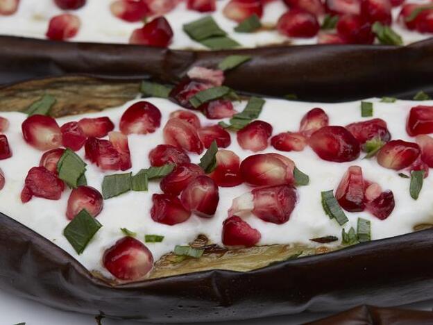 Berenjenas con yogur y granadas.