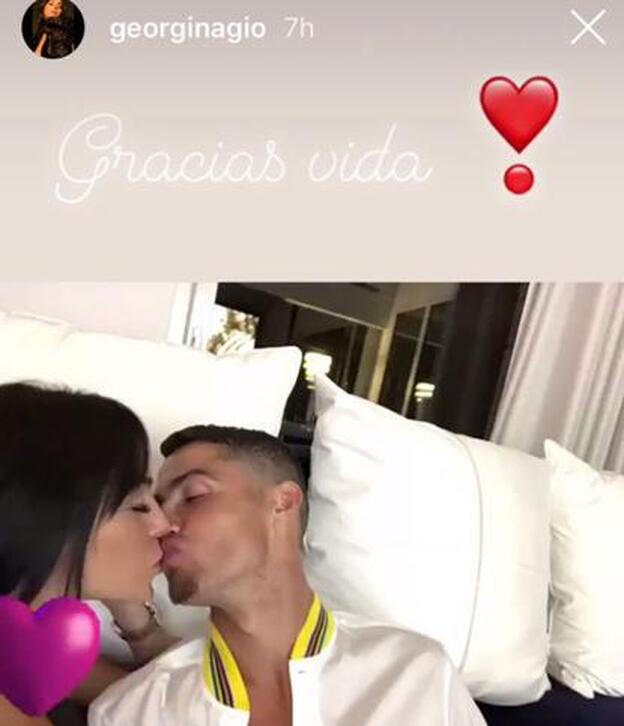 Georgina Rodríguez sube una foto con Cristiano Ronaldo a su cuenta de Instagram.