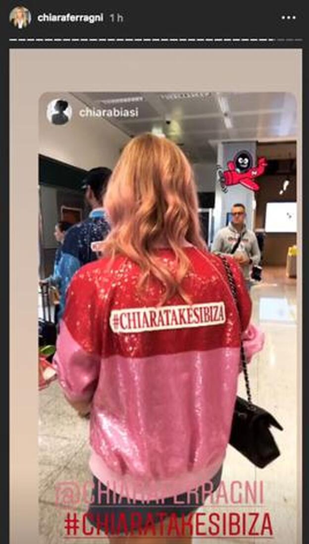 Chiara Ferragni lució una bomber de lentejuelas a juego con su pelo en su despedida de soltera.