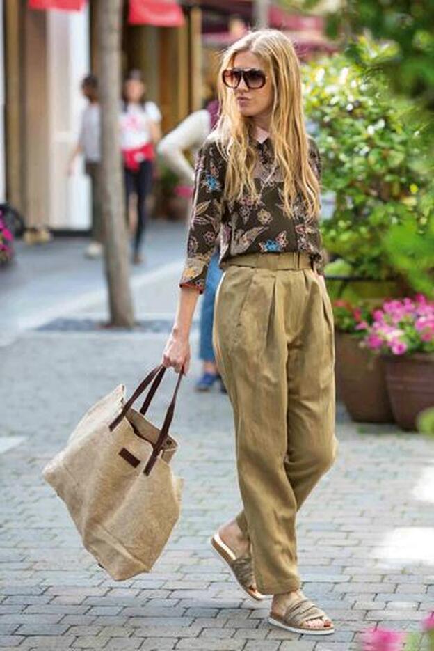 Andrea Sañes luce camisa y pantalón de Sandro, gafas de Céline para Cottet; bolso de A. Domínguez y sandalias de Pretty Ballerinas.